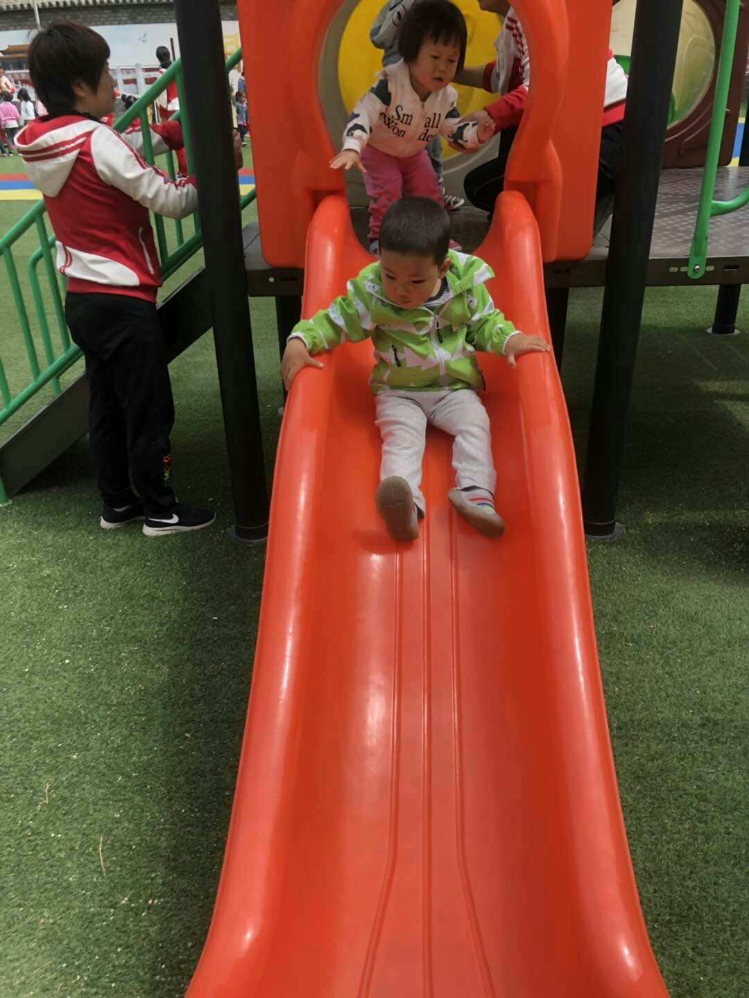 滑滑梯视频_滑滑梯视频连续播放_滑滑梯视屏