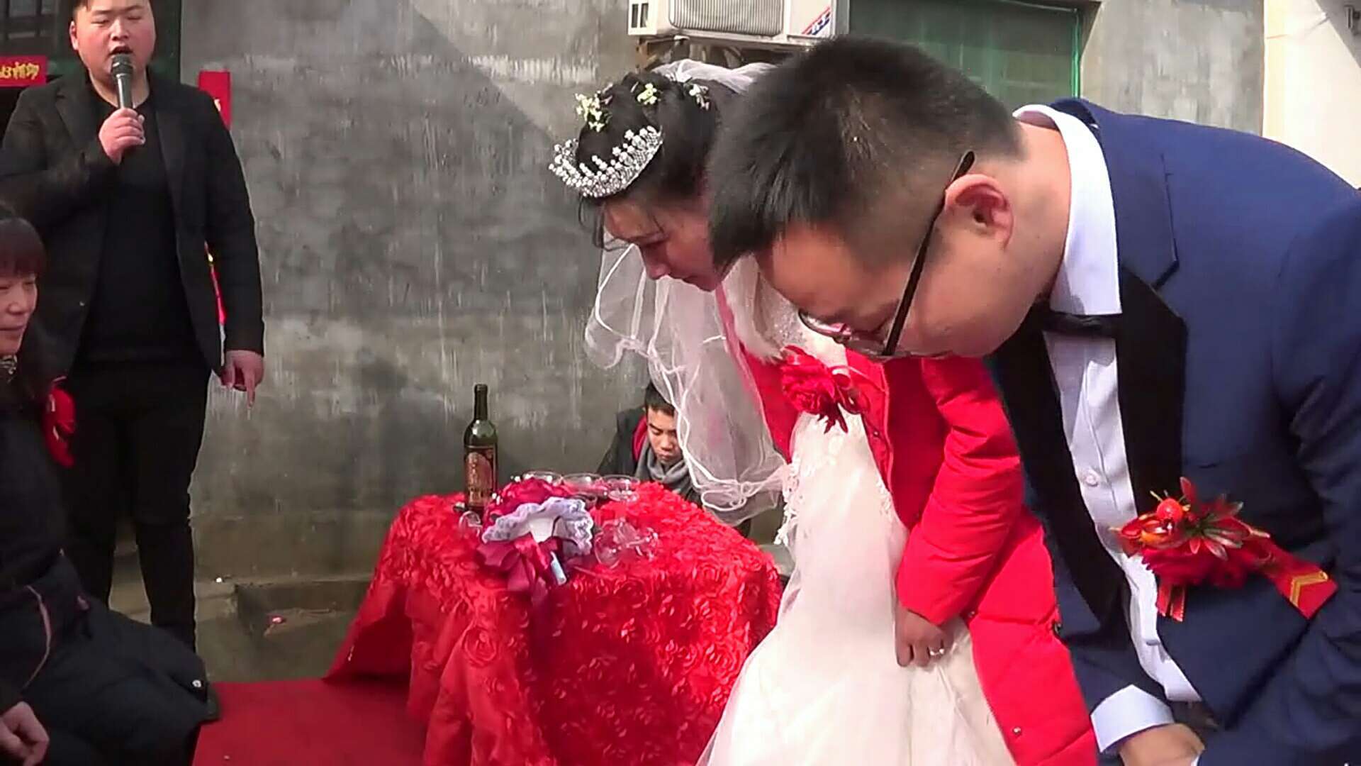 婚礼现场的新人恶搞游戏_婚礼恶搞新郎游戏_新人恶搞婚礼现场游戏叫什么
