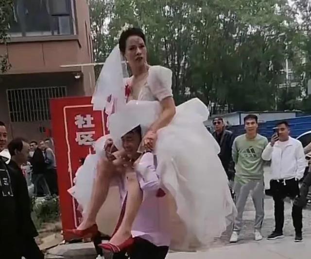 婚礼恶搞新郎游戏_新人恶搞婚礼现场游戏叫什么_婚礼现场的新人恶搞游戏
