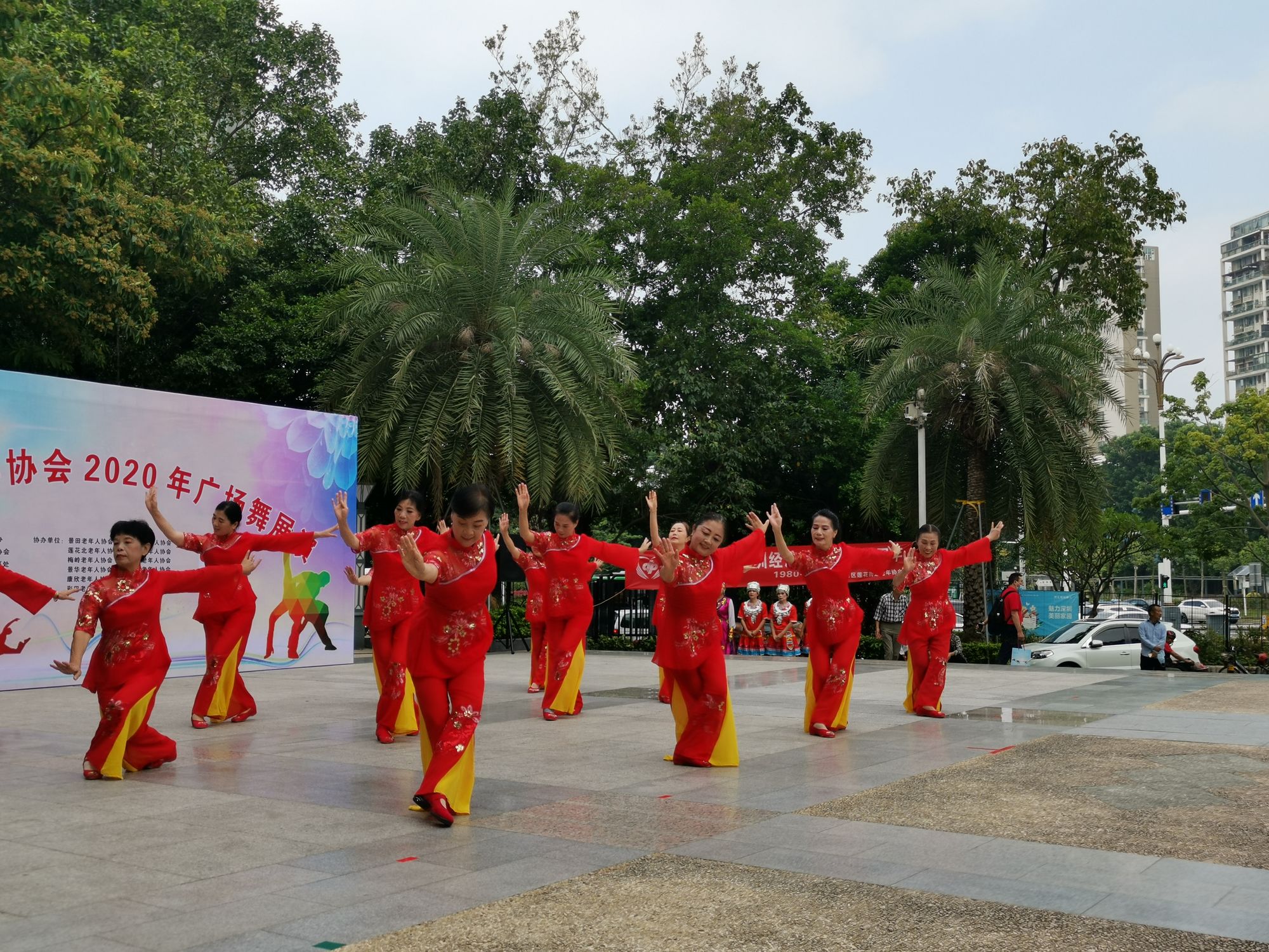 笑傲江湖萌娃跳广场舞_南京紫金爱涛广场跳广场舞_广场舞双人对跳