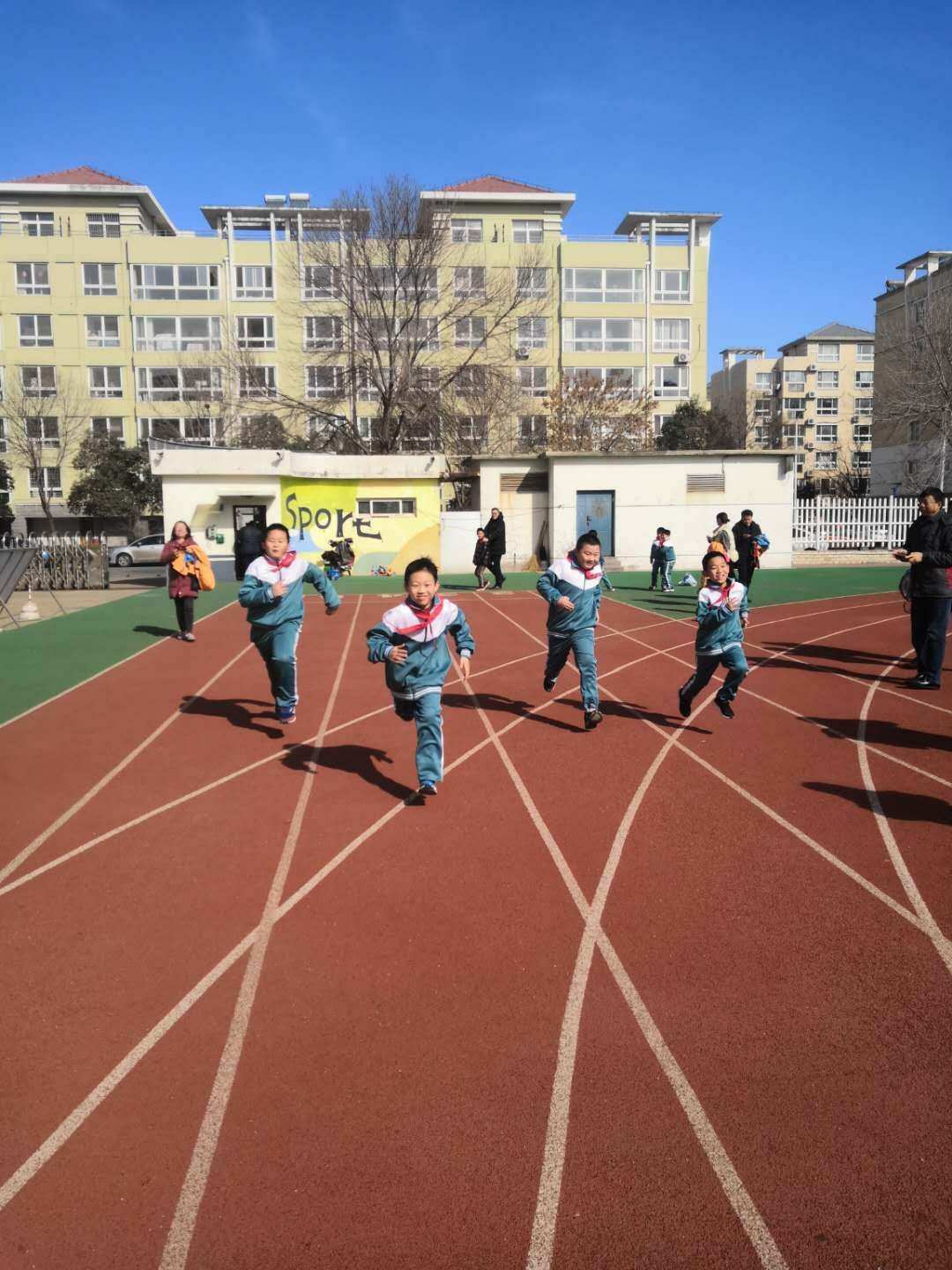 幼儿园娱乐游戏 看谁跑的快_幼儿园的娱乐游戏活动有哪些_跑的幼儿园游戏