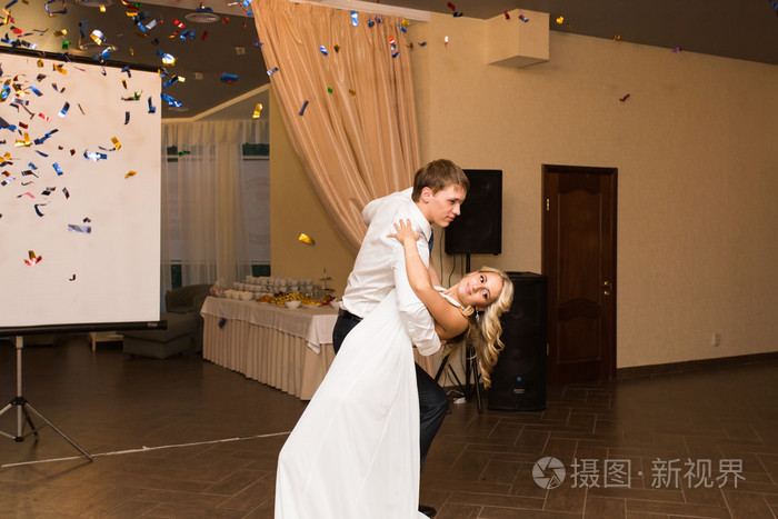 婚礼恶搞舞蹈_恶搞婚礼舞蹈视频大全_婚礼恶搞节目