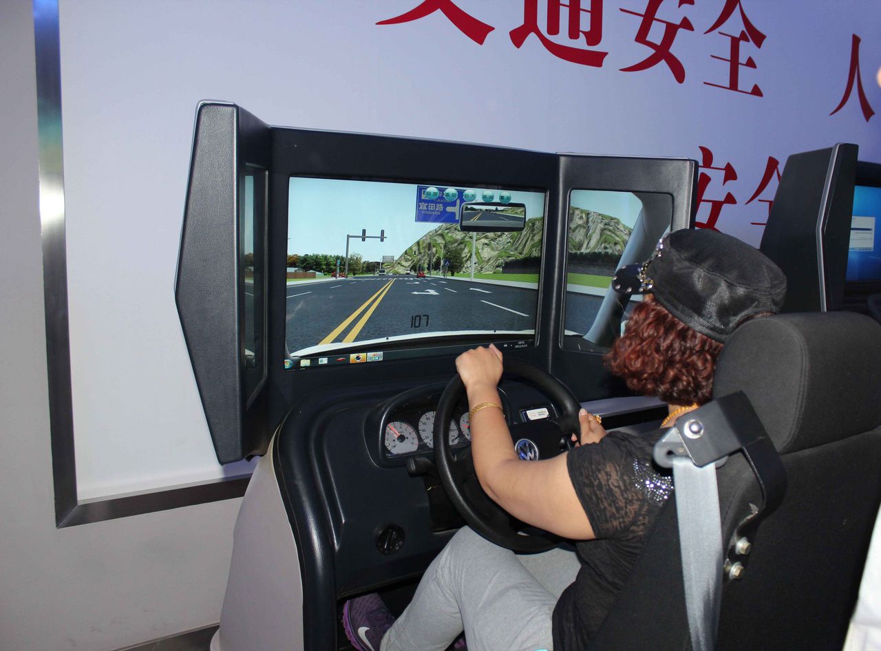 逼真模拟,畅享驾车乐 逼真模拟,畅享驾车乐