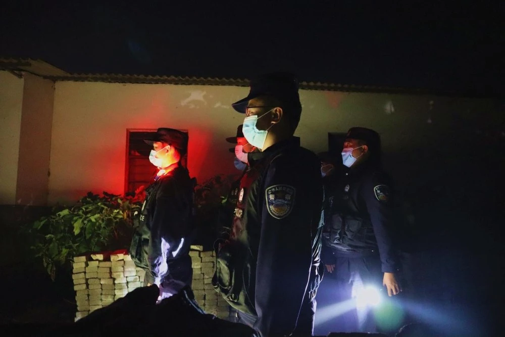 黑色走廊_走廊黑色半球形摄像头拍什么_走廊黑色踢脚线效果图