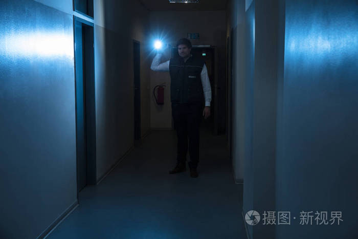 走廊黑色半球形摄像头拍什么_黑色走廊_走廊黑色踢脚线效果图