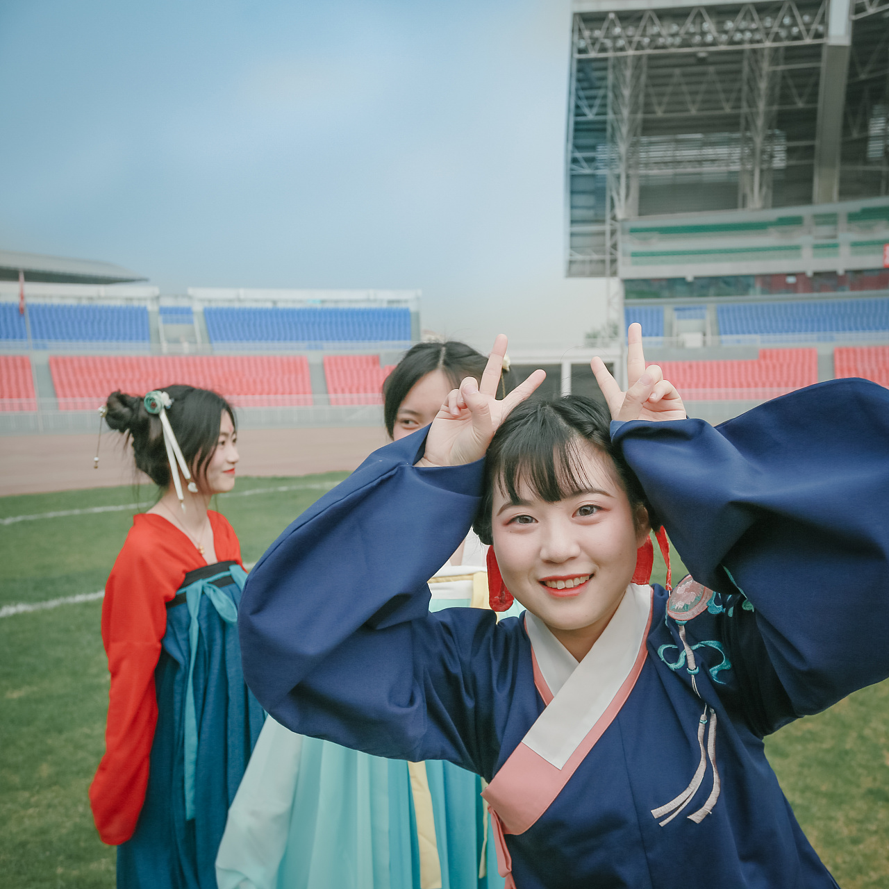 校园汉服女神pk_校花汉服_校园汉服照片