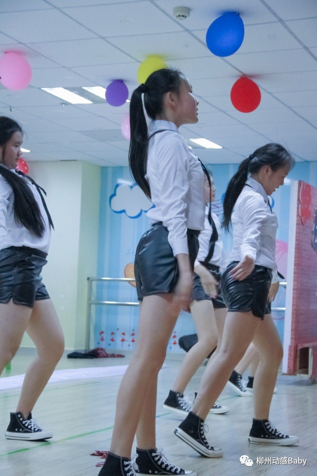 美女露胸热舞_漏斗胸的图片_跳舞时突然内衣滑了