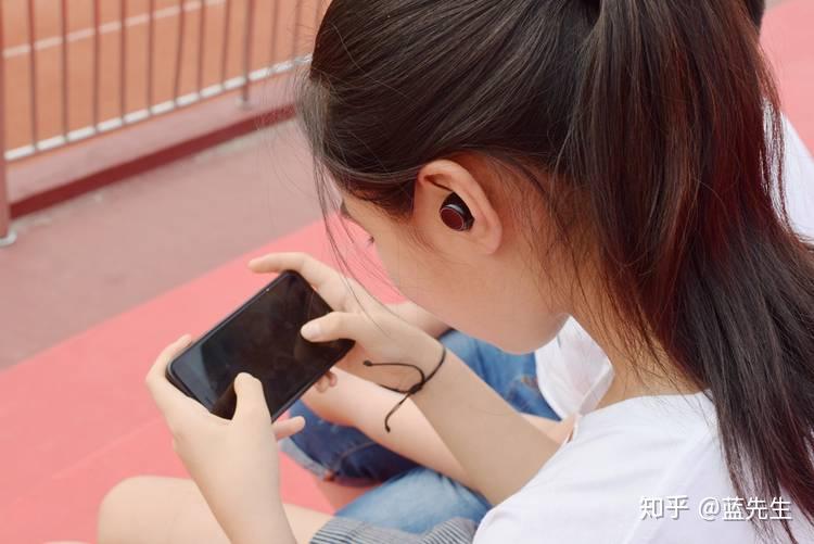手机能不能充电打游戏不卡_充电打游戏卡吗_充电可以玩游戏