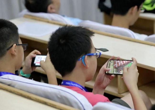 手机游戏是-手机游戏：是娱乐也是生活调味品，让你心情如坐过山车