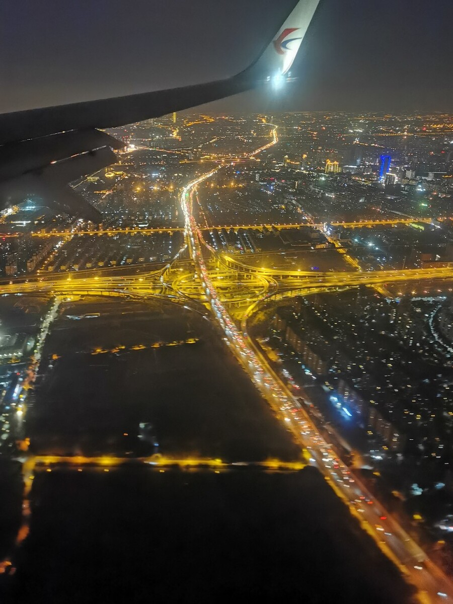 夜幕下的皮尔特沃夫:科技与梦想交织的城市 夜幕下的皮尔特沃夫:科技与梦想交织的城市