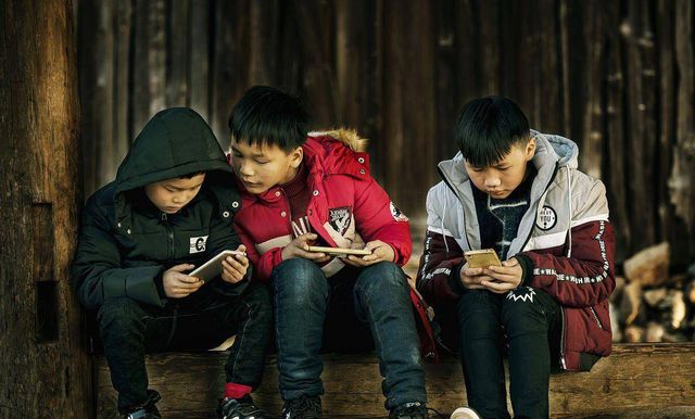 中学生痴迷手机游戏_中学生痴迷手机游戏正常吗_中学生痴迷手机游戏的原因