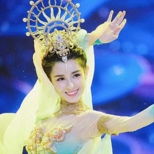 维吾尔族图片_维吾尔族的节日_维吾尔姑娘人体图片