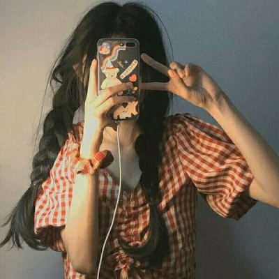 真人女拿手机游戏_适合女生玩的游戏真人_真人手机游戏有什么